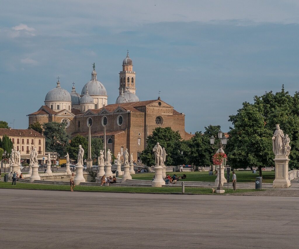 Romantic Getaways: Exploring Italy's Finest with Tailored Vacation Packages and Unraveling the Beauty on the Rome-to-Venice Train