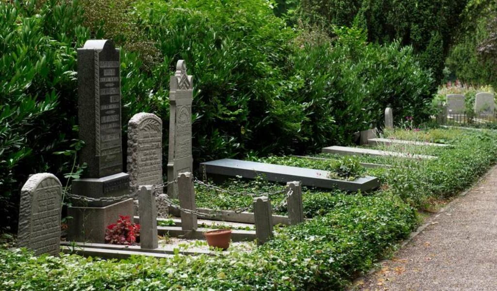 11 famous celebrities graves and the incredible stories behind them