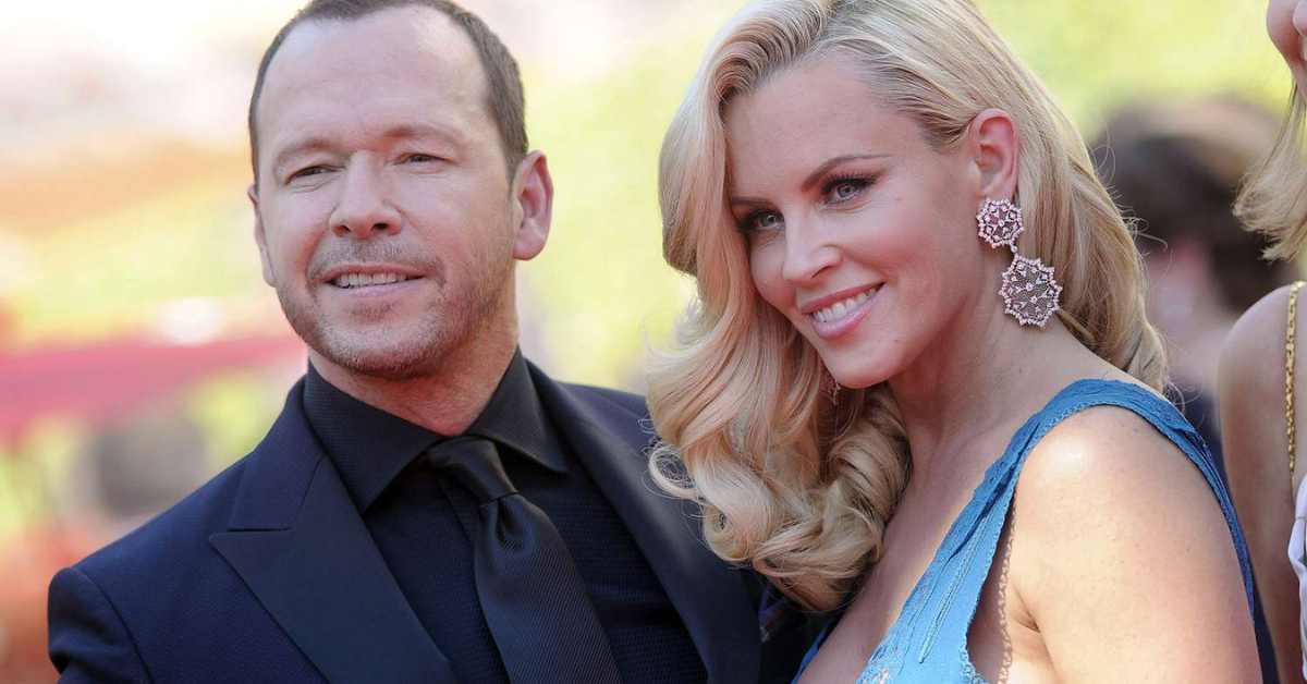 who is donnie wahlberg married to