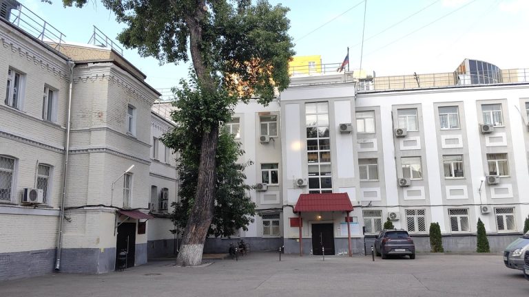 Courtyard and white administrative buildings of the Tagansky District Court in Moscow